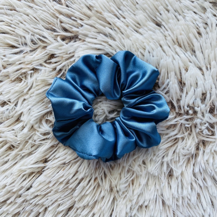 gumka-do-wlosow-scrunchie-satyna-jeansowa (3).jpg