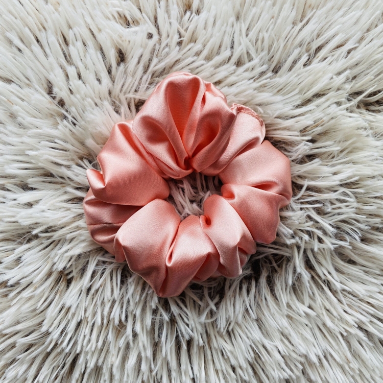 gumka-do-wlosow-scrunchie-satyna-losos (6).jpg
