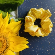 gumka-do-wlosow-scrunchie-satyna-zolta (11).jpg