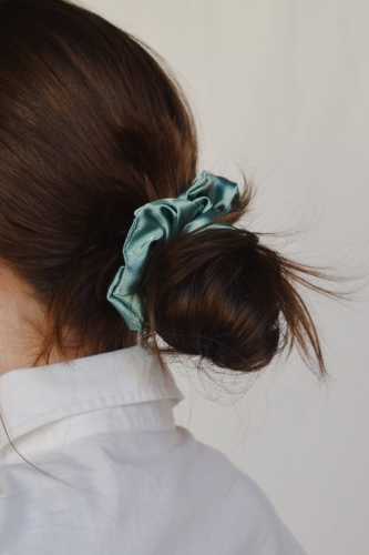 gumka-do-wlosow-scrunchie-satyna-szalwiowa (5).jpg