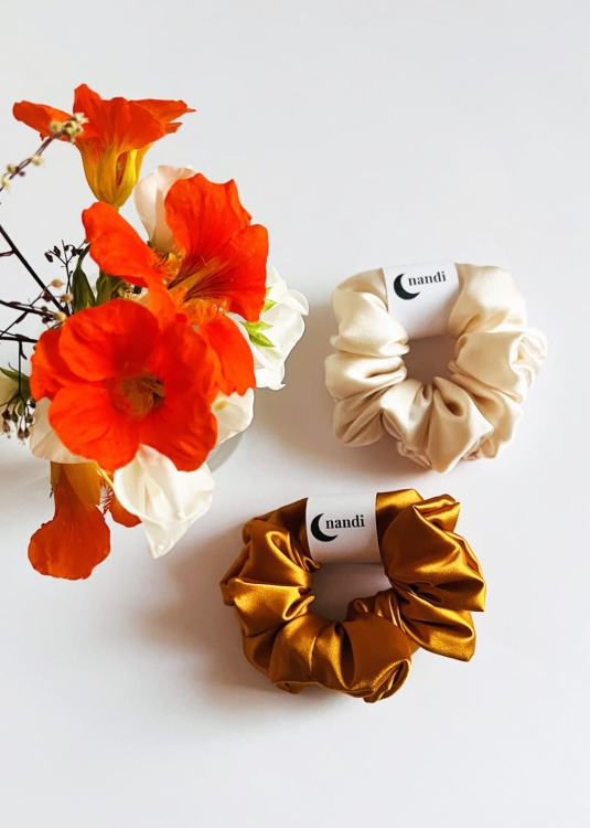 zestaw-prezentowy-prezent-na-urodziny-swieta-box-gift-grabki-do-wlosow-scrunchie-gumka-satynowa-swieca-sojowa (2).JPG