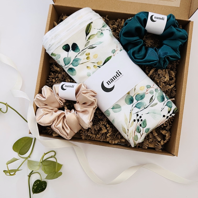 zestaw-prezentowy-prezent-na-urodziny-swieta-imieniny-box-gift-scrunchie-do-wlosow-gumka-satynowa-recznik-bambusowy-do-wlosow  (1).JPG