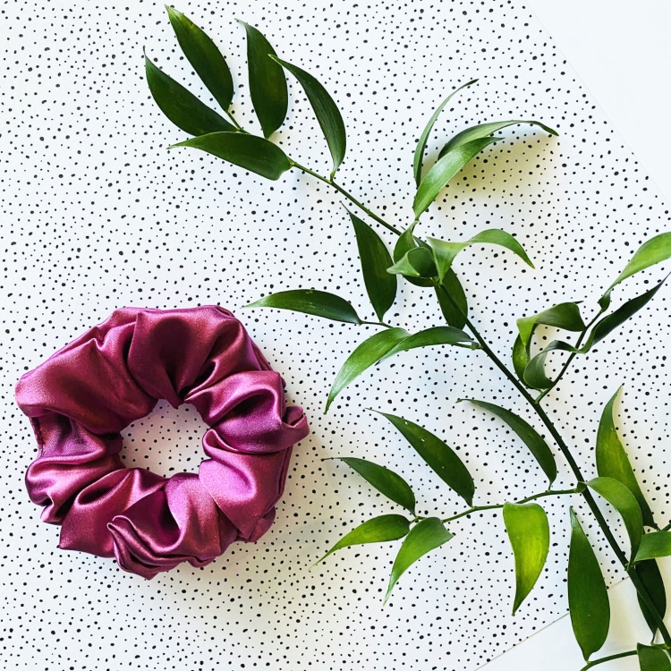 zestaw-prezentowy-prezent-na-urodziny-swieta-imieniny-box-gift-scrunchie-do-wlosow-gumka-satynowa-recznik-bambusowy-do-wlosow  (2).jpg