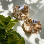 zestaw-prezentowy-prezent-na-urodziny-swieta-imieniny-box-gift-scrunchie-do-wlosow-gumka-satynowa-recznik-bambusowy-do-wlosow  (3).jpg