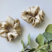 zestaw-prezentowy-prezent-na-urodziny-swieta-imieniny-box-gift-scrunchie-do-wlosow-gumka-satynowa-jedwabna-recznik-bambusowy-do-wlosow  (4).jpg