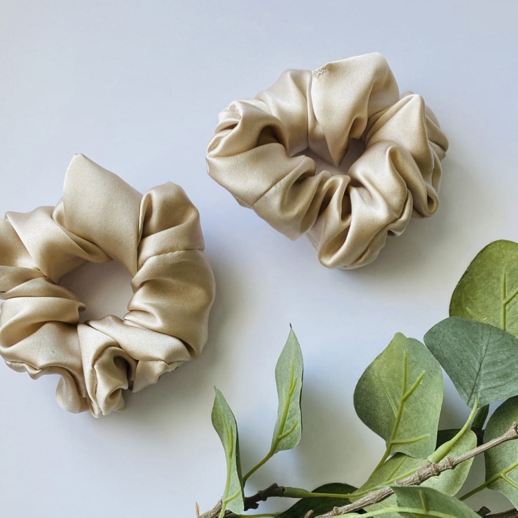 zestaw-prezentowy-prezent-na-urodziny-swieta-imieniny-box-gift-scrunchie-do-wlosow-gumka-satynowa-jedwabna-recznik-bambusowy-do-wlosow  (4).jpg