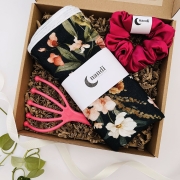 zestaw-prezentowy-prezent-na-urodziny-swieta-imieniny-box-gift-gumka-satynowa-recznik-bambusowy-do-wlosow-grabki-do-skory-glowy (1).JPG