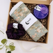 zestaw-prezentowy-prezent-na-urodziny-swieta-imieniny-box-gift-gumka-satynowa-recznik-bambusowy-do-wlosow-szczotka-silikonowa (1).JPG