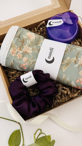 zestaw-prezentowy-prezent-na-urodziny-swieta-imieniny-box-gift-gumka-satynowa-recznik-bambusowy-do-wlosow-szczotka-silikonowa (6).JPG