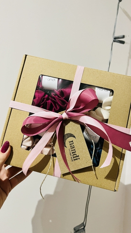 zestaw-prezentowy-prezent-na-urodziny-box-gift-gumki-scrunchie-grabki-do-wlosow-masazer-naturalny-jedwab (7).jpg