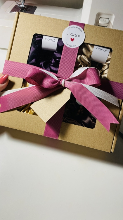 zestaw-prezentowy-prezent-na-urodziny-box-gift-satynowe-gumki-do-wlosow-scrunchie-grabki-do-wlosow-masazer (11).jpg