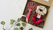 zestaw-prezentowy-prezent-na-urodziny-box-gift-satynowe-gumki-do-wlosow-scrunchie-grabki-do-wlosow-masazer (12).jpg