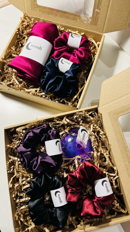 zestaw-prezentowy-prezent-na-urodziny-box-gift-gumki-scrunchie-masazer-silikonowy-naturalny-jedwab (3).jpg