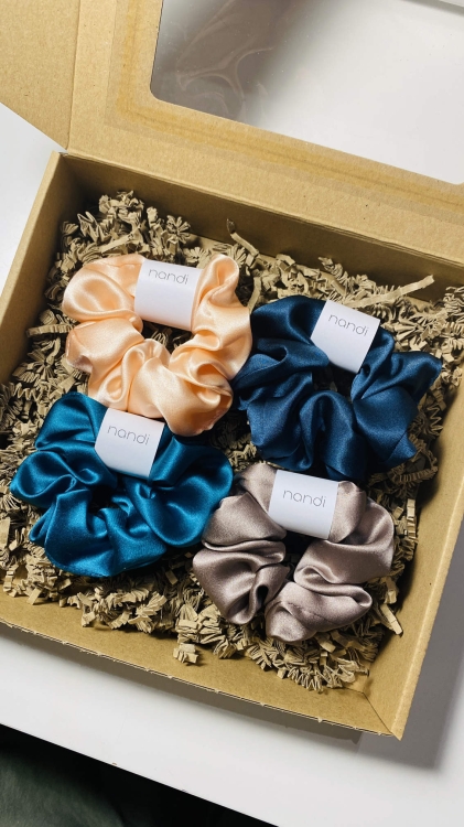 zestaw-prezentowy-prezent-na-urodziny-swieta-box-gift-cztery-gumki-scrunchie-jedwabne-naturalny-jedwab (4).jpg