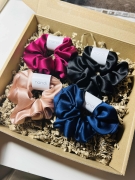 zestaw-prezentowy-prezent-na-urodziny-swieta-box-gift-cztery-gumki-scrunchie-jedwabne-naturalny-jedwab (6).jpg