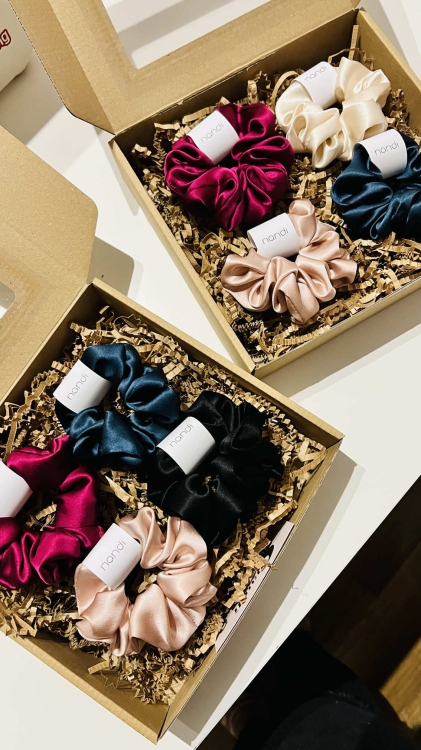 zestaw-prezentowy-prezent-na-urodziny-swieta-box-gift-cztery-gumki-scrunchie-jedwabne-naturalny-jedwab (7).jpg
