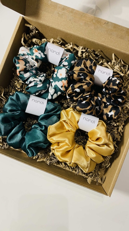 zestaw-prezentowy-prezent-na-urodziny-swieta-box-gift-cztery-gumki-scrunchie-z-satyny-sliskie-gumki (8).jpg