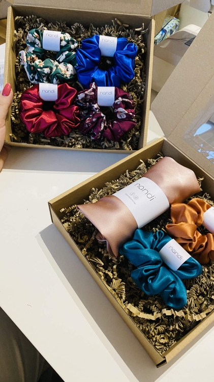 zestaw-prezentowy-prezent-na-urodziny-swieta-box-gift-cztery-gumki-scrunchie-z-satyny-sliskie-gumki (10).jpg