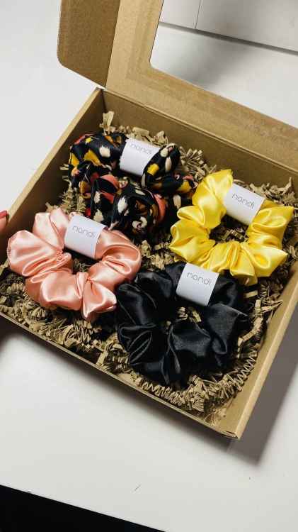 zestaw-prezentowy-prezent-na-urodziny-swieta-box-gift-cztery-gumki-scrunchie-z-satyny-sliskie-gumki (11).jpg