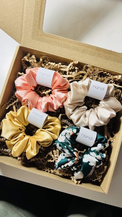 zestaw-prezentowy-prezent-na-urodziny-swieta-box-gift-cztery-gumki-scrunchie-z-satyny-sliskie-gumki (13).jpg