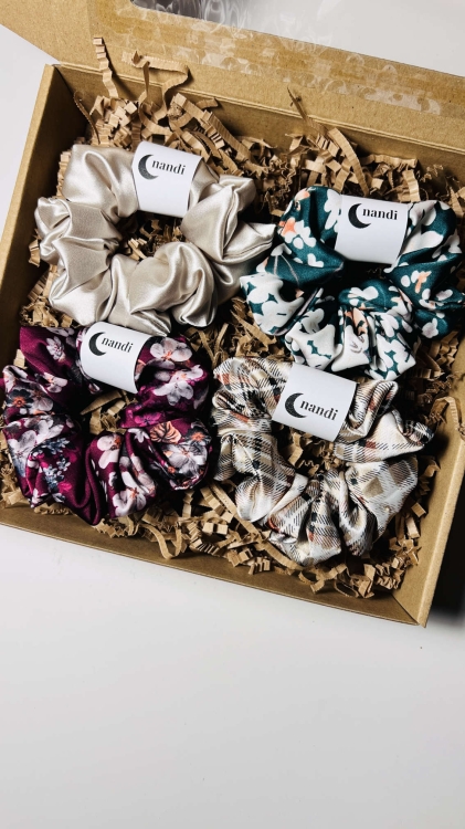 zestaw-prezentowy-prezent-na-urodziny-swieta-box-gift-cztery-gumki-scrunchie-z-satyny-sliskie-gumki (14).jpg