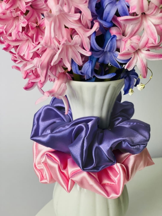 gumka-do-wlosow-scrunchie-satyna-jasno-rozowa (8)q.jpg