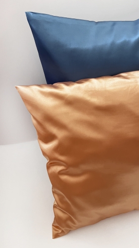 poszewka-satyna-w-kolorze-jeansowym-niebieska-nandi-concept-store-nowa-chlodzi-wlosy-do-spania (2).JPG