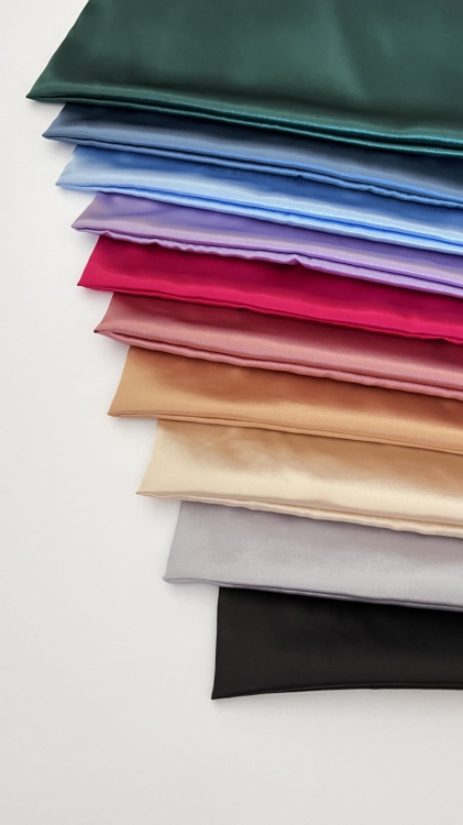 czarna-satynowa-poszewka-bez-zamka-na-poduszke-swiadoma-pielegnacja-wlosow-ochrona-wlosow-nandi (6).JPG