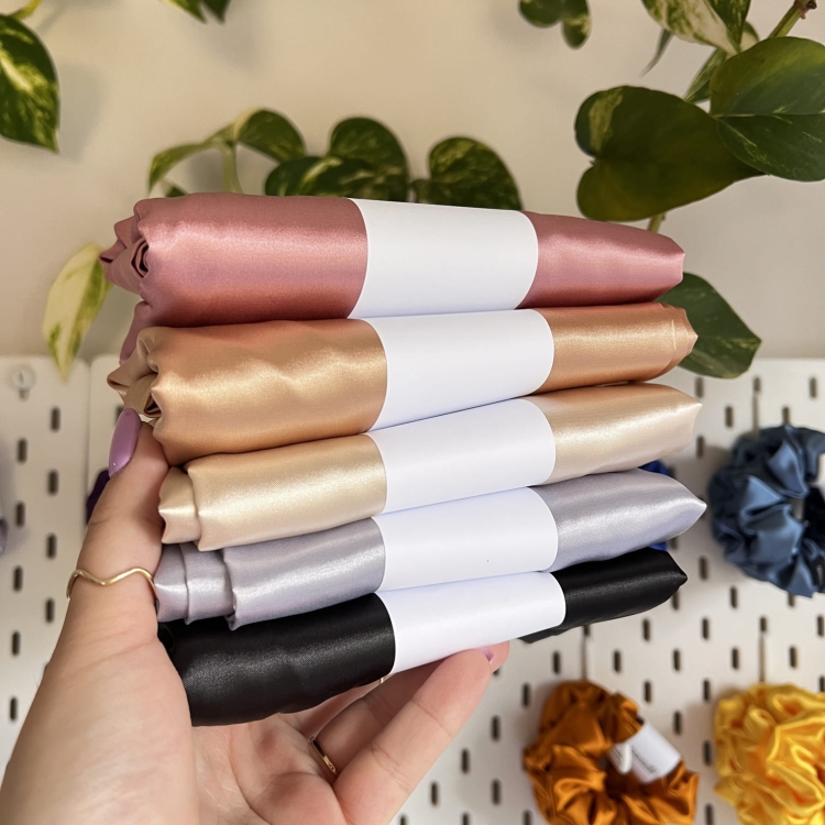 czarna-satynowa-poszewka-bez-zamka-na-poduszke-swiadoma-pielegnacja-wlosow-ochrona-wlosow-nandi (8).JPG