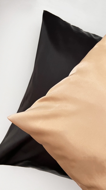 czarna-satynowa-poszewka-bez-zamka-na-poduszke-swiadoma-pielegnacja-wlosow-ochrona-wlosow-nandi (4).JPG