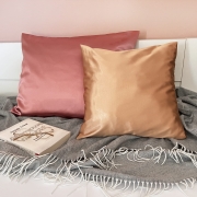 poszewka-satynowa-pudrowy-roz-rozowa-barbie-pink-na-poduszke-do-spania-zamiast-czepka-idealna-do-wlosow-nandi (5).JPG