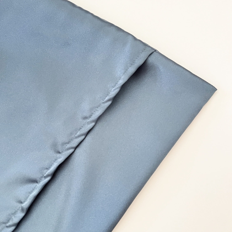 poszewka-satyna-w-kolorze-jeansowym-niebieska-nandi-concept-store-nowa-chlodzi-wlosy-do-spania (3).JPG