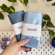 poszewka-satyna-w-kolorze-jeansowym-niebieska-nandi-concept-store-nowa-chlodzi-wlosy-do-spania (5).JPG