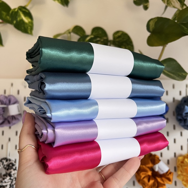 poszewka-satyna-w-kolorze-jeansowym-niebieska-nandi-concept-store-nowa-chlodzi-wlosy-do-spania (6).JPG