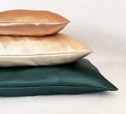 zielona-butelkowa-posciel-do-sypialni-satynowa-poszewka-na-poduszke-rozlinna-plantmom-nandi (5).jpg