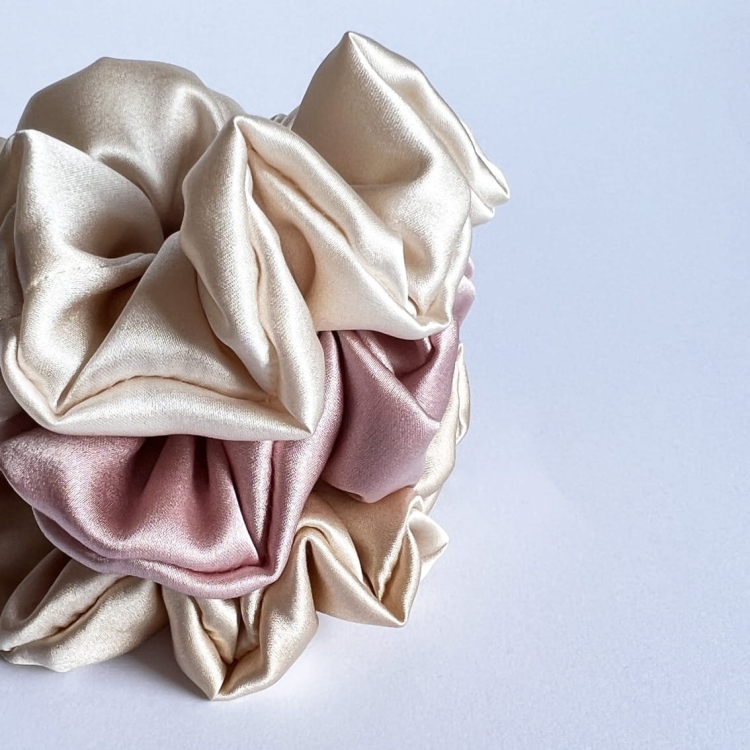 pudrowo-rozowa-gumka-scrunchie-do-wlosow-jedwab-naturalny-momme-22-produkt-luksusowy (2).JPG