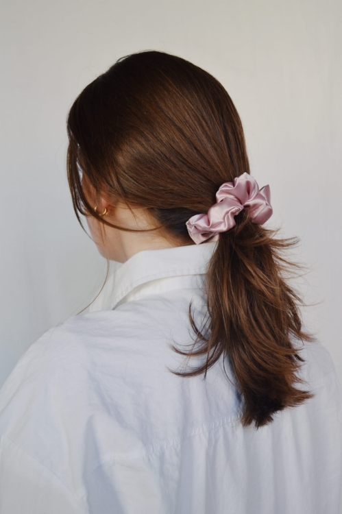 gumka-do-wlosow-scrunchie-satyna-pudrowy-roz (15).jpg