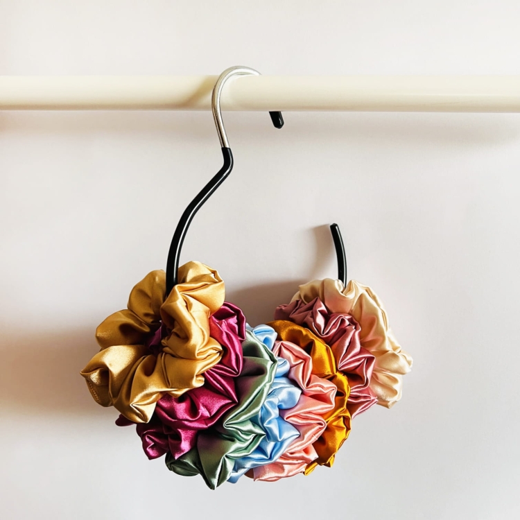 organizer-na-gumki-scrunchie-wieszak-stojacy-organizator-akcesoriow-do-wlosow (2).JPG