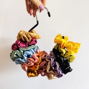 organizer-na-gumki-scrunchie-wieszak-stojacy-organizator-akcesoriow-do-wlosow (3).JPG