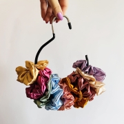 organizer-na-gumki-scrunchie-wieszak-stojacy-organizator-akcesoriow-do-wlosow (4).JPG
