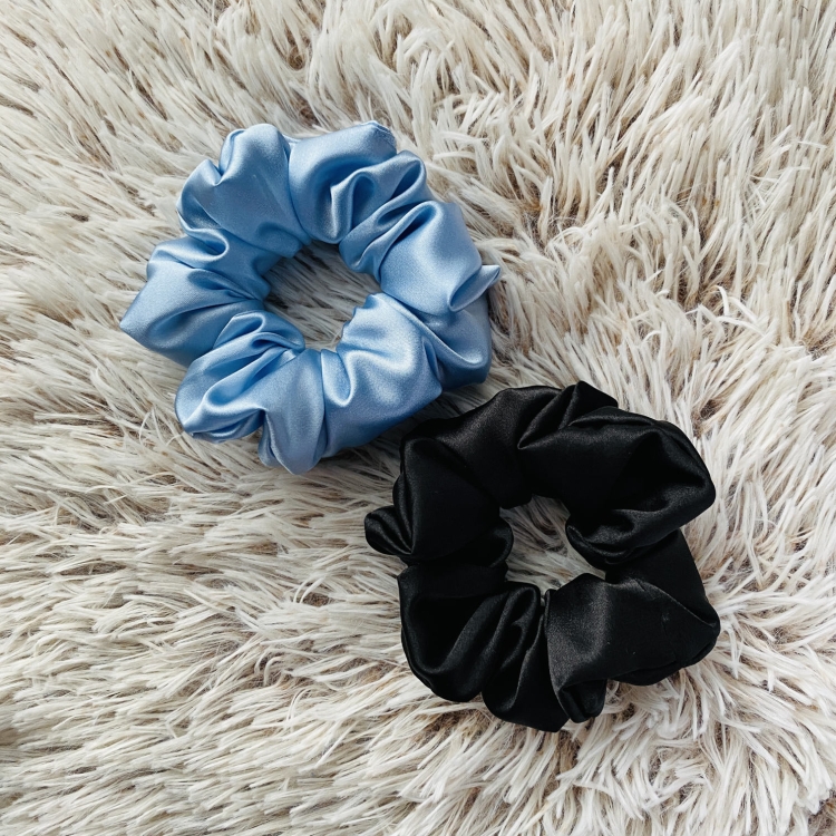 gumka-do-wlosow-scrunchie-satyna-blekit (3).jpg
