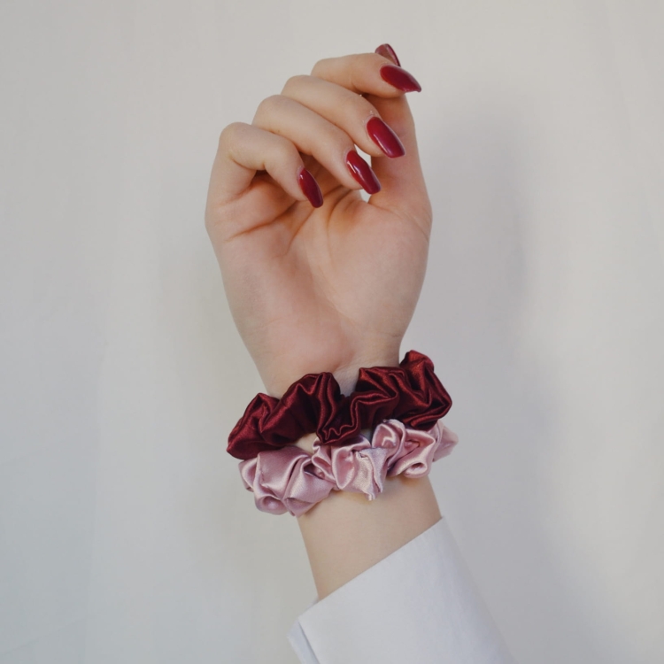 satynowa-gumka-do-wlosow-mini-bordo (5).jpg