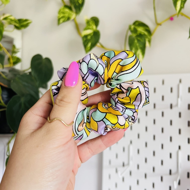 gumka-jedwabna-ze-wzorem-wzorzysta-na-lato-scrunchie-omo-gladkie-wlosy-piekne-wlosomaniaczka (10).JPG