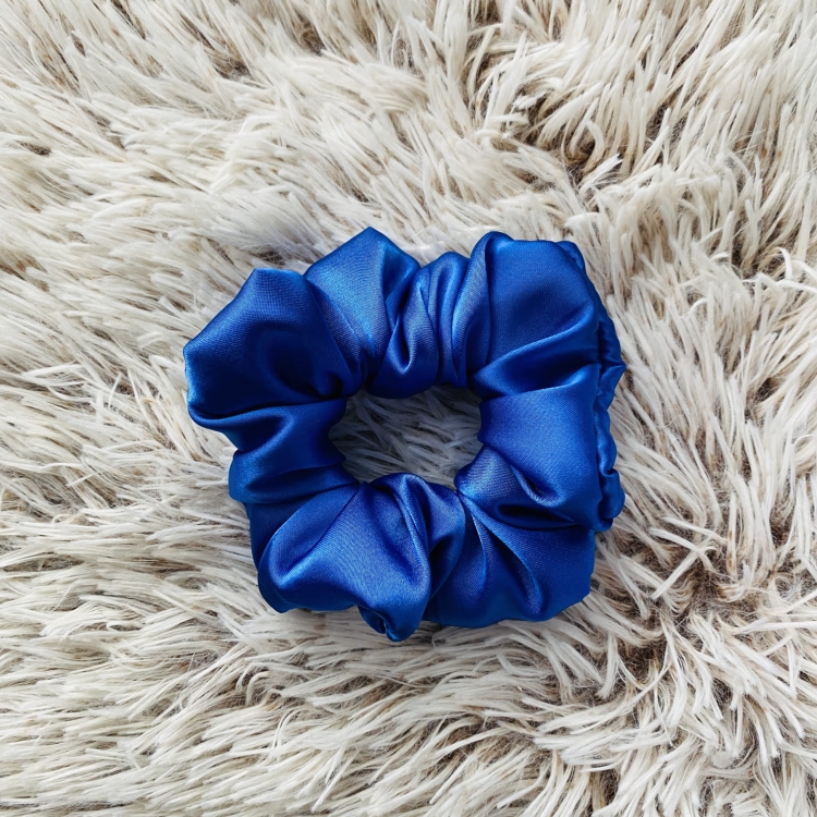 gumka-do-wlosow-scrunchie-satynowe-jedwabne-nandi-concept-store-kobaltowa
