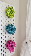 landrynki-cukierkowe-gumki-do-wlosow-jak-uzyskac-piekny-skret-wlosow-curly-girl-plopping-bawelniana-koszulka-scrunchie (4).JPG