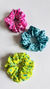 landrynki-cukierkowe-gumki-do-wlosow-jak-uzyskac-piekny-skret-wlosow-curly-girl-plopping-bawelniana-koszulka-scrunchie (5).JPG