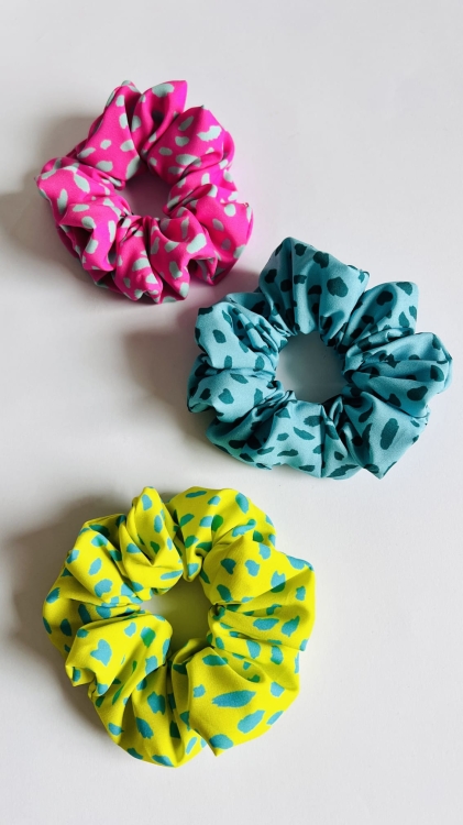 landrynki-cukierkowe-gumki-do-wlosow-jak-uzyskac-piekny-skret-wlosow-curly-girl-plopping-bawelniana-koszulka-scrunchie (5).JPG