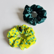 landrynki-cukierkowe-gumki-do-wlosow-jak-uzyskac-piekny-skret-wlosow-curly-girl-plopping-bawelniana-koszulka-scrunchie (12).JPG