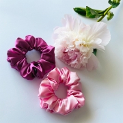 gumka-do-wlosow-scrunchie-satyna-jasno-rozowa (10).jpg