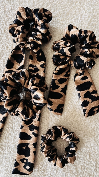 czarno-brazowa-panterka-dodatek-gumka-do-wlosow-frotka-scrunchie-wlosomaniaczka (4).jpg